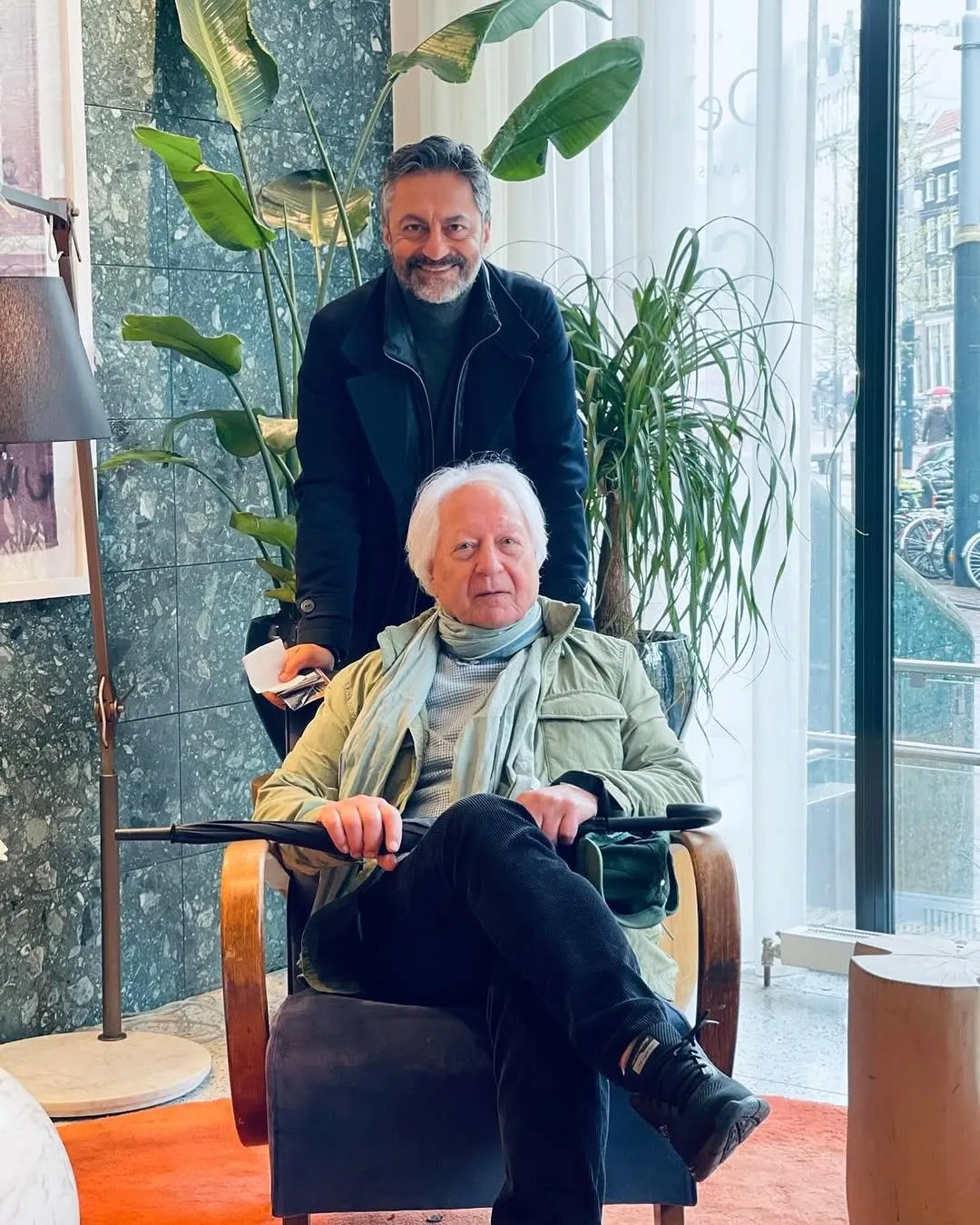 Großvater und Vater der Familie Mirzazadeh — Knüpfkunst über Generationen.