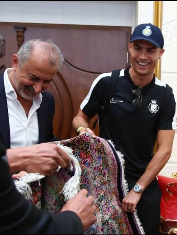 Cristiano Ronaldo bei der Übergabe des Teppichs in Teheran