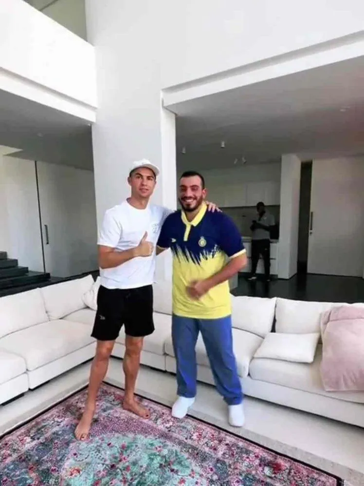 Cristiano Ronaldo auf einem Mirzazadeh-Teppich in seinem Zuhause
